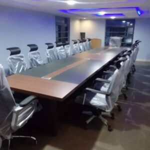 Table de réunion professionnelle modulable pouvant accueillir de 8 à 10 personnes