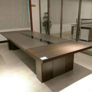 Table de réunion spacieuse pour 14 à 16 personnes