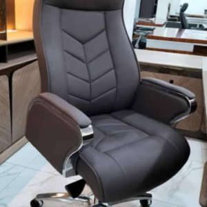 Fauteuil directeur VIP en véritable cuir, haut dossier, têtière incorporé avec accoudoir fixe reposant sur 5 branches en acier glissant